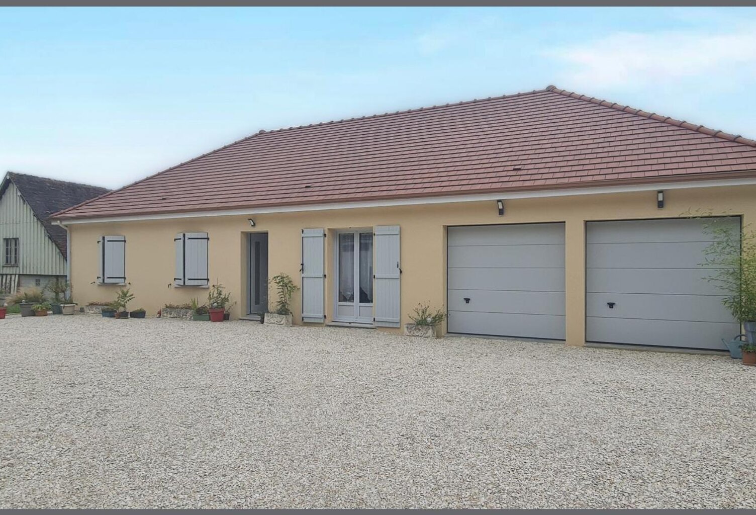 Beau pavillon de 2023 dans un environnement calme — photo 1