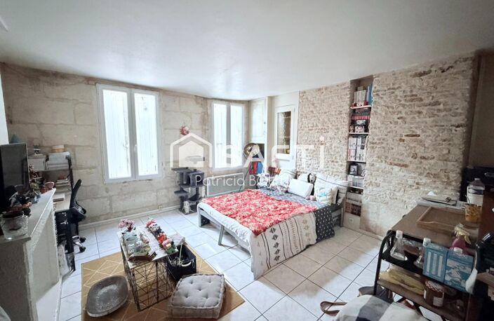 IMMEUBLE DE 5 LOGEMENTS + UNE COUR DANS LE CENTRE VILLE DE NIORT — photo 2