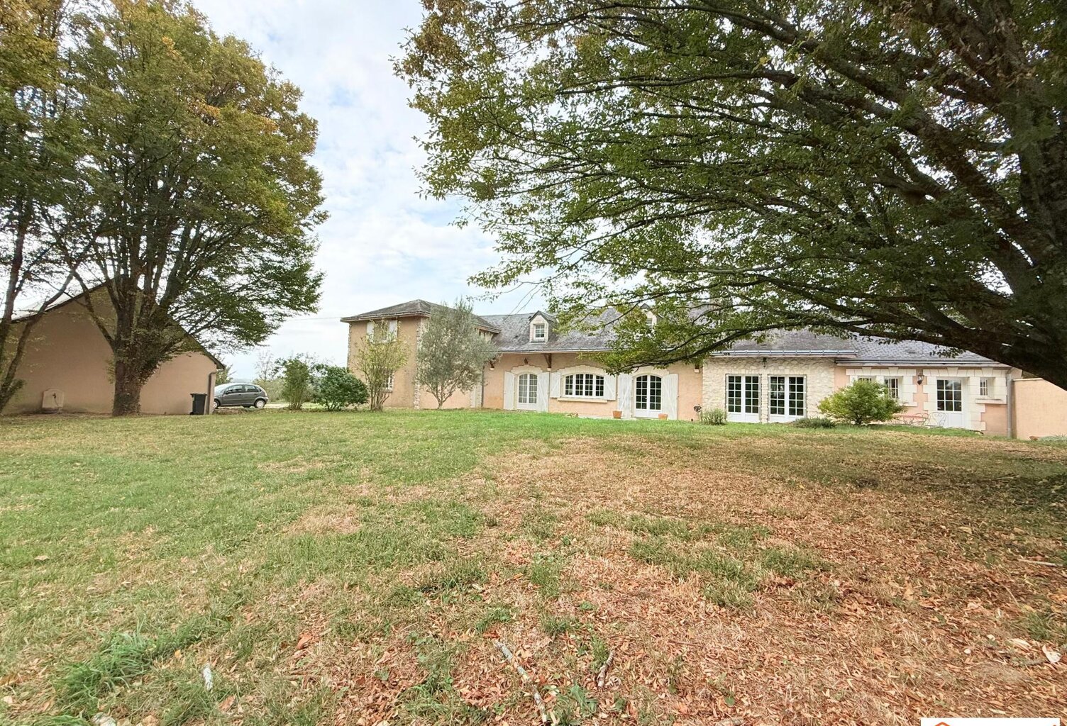 Belle propriété familiale offrant espace, confort et tranquilité dans un environnement verdoyant sur un hectare — photo 1
