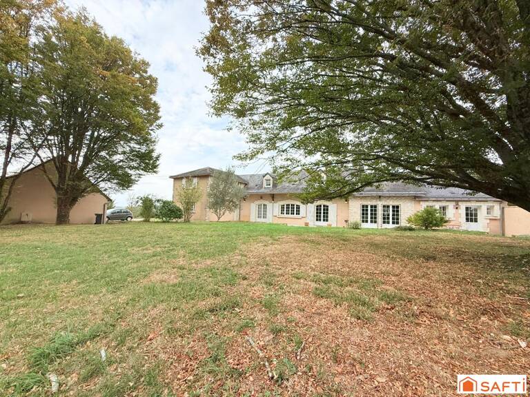 Belle propriété familiale offrant espace, confort et tranquilité dans un environnement verdoyant sur un hectare — photo 1