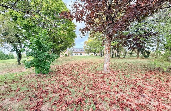 Belle propriété familiale offrant espace, confort et tranquilité dans un environnement verdoyant sur un hectare — photo 2