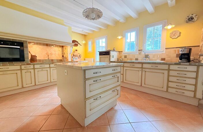 Belle propriété familiale offrant espace, confort et tranquilité dans un environnement verdoyant sur un hectare — photo 4