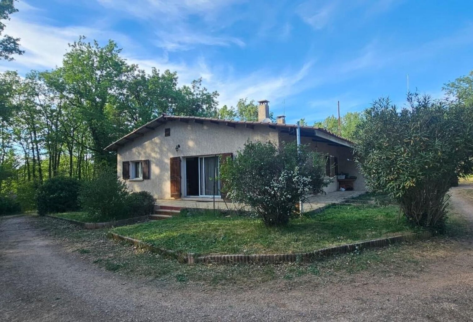 Maison de plain pied de 200 m² comprenant de habitations sur 12 000 m² (terrain agricole) — photo 1