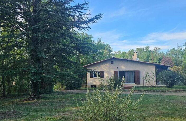 Maison de plain pied de 200 m² comprenant de habitations sur 12 000 m² (terrain agricole) — photo 2