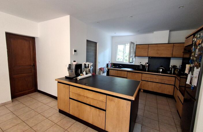 Maison de plain pied de 200 m² comprenant de habitations sur 12 000 m² (terrain agricole) — photo 4