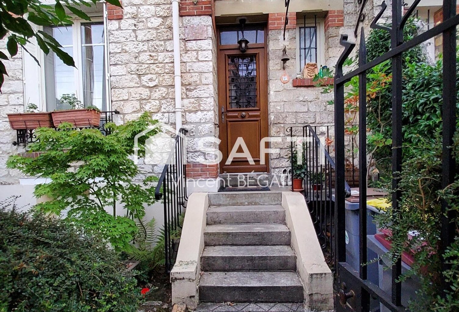 FONTAINEBLEAU. Quartier résidentiel maison en pierre — photo 1