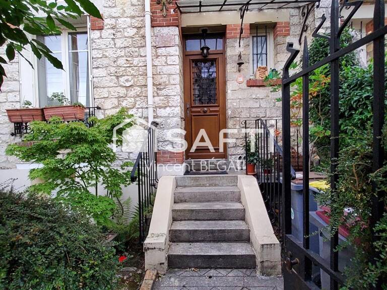 FONTAINEBLEAU. Quartier résidentiel maison en pierre — photo 1