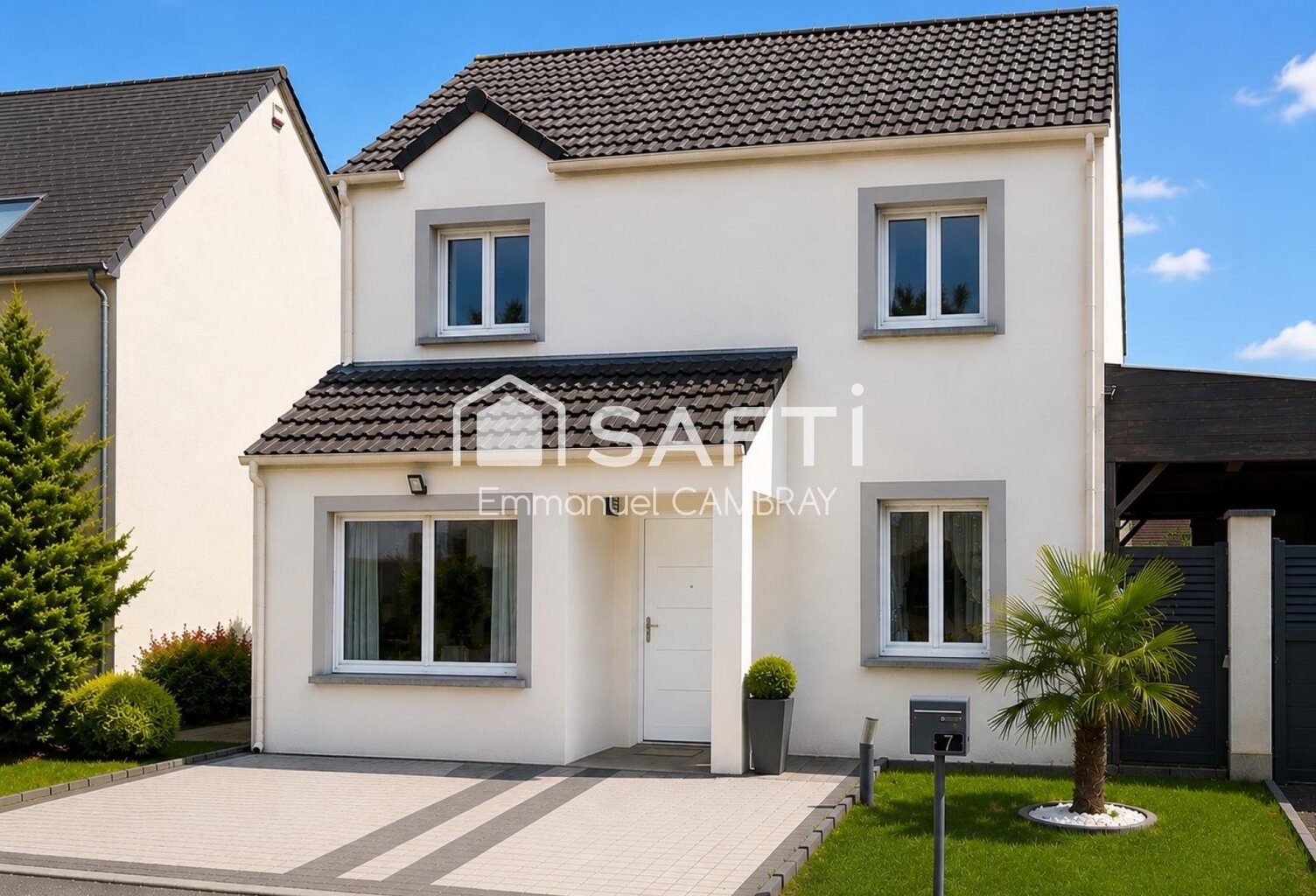 Maison familiale de 100 m² à Auneau  4 chambres, jardin et terrasse  Située à Auneau-Bleury-Saint-Symphorien (28700), dans un environnement agréable et pratique au quotidien, cette maison construite en 2014 offre un cadre de vie idéal pour une famille à la recherche de confort et de fonctionnalité.  Édifiée sur un terrain de 426 m², cette maison d'environ 100 m² habitables propose une organisation particulièrement appréciable, avec une chambre au rez-de-chaussée et trois chambres supplémentaires à l'étage.  Au rez-de-chaussée :  * Une pièce de vie lumineuse et conviviale, ouverte sur la terrasse et le jardin. * Une cuisine aménagée et équipée. * Une chambre avec salle d'eau privative et douche à l'italienne. * Des espaces fonctionnels pour faciliter le quotidien.  À l'étage :  * Trois chambres offrant de belles possibilités pour accueillir enfants, famille ou aménager un bureau. * Une salle de bains avec douche.  À l'extérieur : Vous profiterez d'un jardin agréable et d'une terrasse, parfaits pour les repas en plein air et les moments de détente en famille. Un espace de stationnement couvert complète les aménagements extérieurs, sous réserve de confirmation de sa configuration exacte.  Un emplacement pratique au quotidien  Commerces, écoles, services et gare sont accessibles à proximité. La commune permet également de rejoindre les principaux axes routiers pour faciliter vos déplacements.  Construite en 2014 et bénéficiant d'un bon diagnostic de performance énergétique, cette maison réunit des atouts recherchés : quatre chambres, une chambre au rez-de-chaussée, un extérieur agréable et une conception fonctionnelle.  Une maison à découvrir pour concrétiser votre projet familial !  Pour plus d'informations ou organiser une visite, contactez-moi.  Emmanuel CAMBRAY  Conseiller en immobilier SAFTI — photo 1
