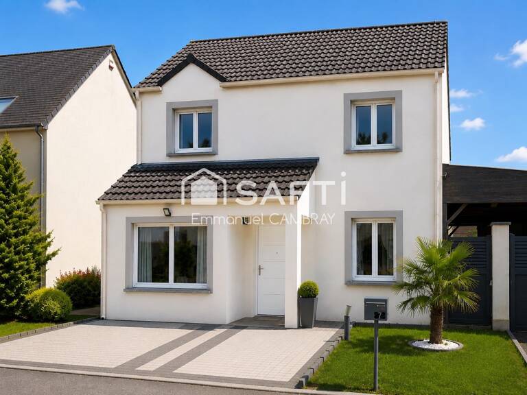 Maison familiale de 100 m² à Auneau  4 chambres, jardin et terrasse  Située à Auneau-Bleury-Saint-Symphorien (28700), dans un environnement agréable et pratique au quotidien, cette maison construite en 2014 offre un cadre de vie idéal pour une famille à la recherche de confort et de fonctionnalité.  Édifiée sur un terrain de 426 m², cette maison d'environ 100 m² habitables propose une organisation particulièrement appréciable, avec une chambre au rez-de-chaussée et trois chambres supplémentaires à l'étage.  Au rez-de-chaussée :  * Une pièce de vie lumineuse et conviviale, ouverte sur la terrasse et le jardin. * Une cuisine aménagée et équipée. * Une chambre avec salle d'eau privative et douche à l'italienne. * Des espaces fonctionnels pour faciliter le quotidien.  À l'étage :  * Trois chambres offrant de belles possibilités pour accueillir enfants, famille ou aménager un bureau. * Une salle de bains avec douche.  À l'extérieur : Vous profiterez d'un jardin agréable et d'une terrasse, parfaits pour les repas en plein air et les moments de détente en famille. Un espace de stationnement couvert complète les aménagements extérieurs, sous réserve de confirmation de sa configuration exacte.  Un emplacement pratique au quotidien  Commerces, écoles, services et gare sont accessibles à proximité. La commune permet également de rejoindre les principaux axes routiers pour faciliter vos déplacements.  Construite en 2014 et bénéficiant d'un bon diagnostic de performance énergétique, cette maison réunit des atouts recherchés : quatre chambres, une chambre au rez-de-chaussée, un extérieur agréable et une conception fonctionnelle.  Une maison à découvrir pour concrétiser votre projet familial !  Pour plus d'informations ou organiser une visite, contactez-moi.  Emmanuel CAMBRAY  Conseiller en immobilier SAFTI — photo 1