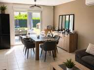 Maison familiale de 100 m² à Auneau  4 chambres, jardin et terrasse  Située à Auneau-Bleury-Saint-Symphorien (28700), dans un environnement agréable et pratique au quotidien, cette maison construite en 2014 offre un cadre de vie idéal pour une famille à la recherche de confort et de fonctionnalité.  Édifiée sur un terrain de 426 m², cette maison d'environ 100 m² habitables propose une organisation particulièrement appréciable, avec une chambre au rez-de-chaussée et trois chambres supplémentaires à l'étage.  Au rez-de-chaussée :  * Une pièce de vie lumineuse et conviviale, ouverte sur la terrasse et le jardin. * Une cuisine aménagée et équipée. * Une chambre avec salle d'eau privative et douche à l'italienne. * Des espaces fonctionnels pour faciliter le quotidien.  À l'étage :  * Trois chambres offrant de belles possibilités pour accueillir enfants, famille ou aménager un bureau. * Une salle de bains avec douche.  À l'extérieur : Vous profiterez d'un jardin agréable et d'une terrasse, parfaits pour les repas en plein air et les moments de détente en famille. Un espace de stationnement couvert complète les aménagements extérieurs, sous réserve de confirmation de sa configuration exacte.  Un emplacement pratique au quotidien  Commerces, écoles, services et gare sont accessibles à proximité. La commune permet également de rejoindre les principaux axes routiers pour faciliter vos déplacements.  Construite en 2014 et bénéficiant d'un bon diagnostic de performance énergétique, cette maison réunit des atouts recherchés : quatre chambres, une chambre au rez-de-chaussée, un extérieur agréable et une conception fonctionnelle.  Une maison à découvrir pour concrétiser votre projet familial !  Pour plus d'informations ou organiser une visite, contactez-moi.  Emmanuel CAMBRAY  Conseiller en immobilier SAFTI — photo 2