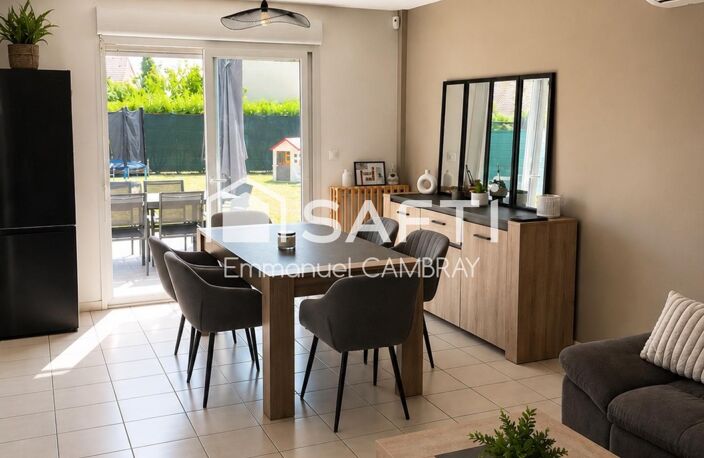 Maison familiale de 100 m² à Auneau  4 chambres, jardin et terrasse  Située à Auneau-Bleury-Saint-Symphorien (28700), dans un environnement agréable et pratique au quotidien, cette maison construite en 2014 offre un cadre de vie idéal pour une famille à la recherche de confort et de fonctionnalité.  Édifiée sur un terrain de 426 m², cette maison d'environ 100 m² habitables propose une organisation particulièrement appréciable, avec une chambre au rez-de-chaussée et trois chambres supplémentaires à l'étage.  Au rez-de-chaussée :  * Une pièce de vie lumineuse et conviviale, ouverte sur la terrasse et le jardin. * Une cuisine aménagée et équipée. * Une chambre avec salle d'eau privative et douche à l'italienne. * Des espaces fonctionnels pour faciliter le quotidien.  À l'étage :  * Trois chambres offrant de belles possibilités pour accueillir enfants, famille ou aménager un bureau. * Une salle de bains avec douche.  À l'extérieur : Vous profiterez d'un jardin agréable et d'une terrasse, parfaits pour les repas en plein air et les moments de détente en famille. Un espace de stationnement couvert complète les aménagements extérieurs, sous réserve de confirmation de sa configuration exacte.  Un emplacement pratique au quotidien  Commerces, écoles, services et gare sont accessibles à proximité. La commune permet également de rejoindre les principaux axes routiers pour faciliter vos déplacements.  Construite en 2014 et bénéficiant d'un bon diagnostic de performance énergétique, cette maison réunit des atouts recherchés : quatre chambres, une chambre au rez-de-chaussée, un extérieur agréable et une conception fonctionnelle.  Une maison à découvrir pour concrétiser votre projet familial !  Pour plus d'informations ou organiser une visite, contactez-moi.  Emmanuel CAMBRAY  Conseiller en immobilier SAFTI — photo 2