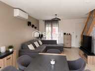 Maison familiale de 100 m² à Auneau  4 chambres, jardin et terrasse  Située à Auneau-Bleury-Saint-Symphorien (28700), dans un environnement agréable et pratique au quotidien, cette maison construite en 2014 offre un cadre de vie idéal pour une famille à la recherche de confort et de fonctionnalité.  Édifiée sur un terrain de 426 m², cette maison d'environ 100 m² habitables propose une organisation particulièrement appréciable, avec une chambre au rez-de-chaussée et trois chambres supplémentaires à l'étage.  Au rez-de-chaussée :  * Une pièce de vie lumineuse et conviviale, ouverte sur la terrasse et le jardin. * Une cuisine aménagée et équipée. * Une chambre avec salle d'eau privative et douche à l'italienne. * Des espaces fonctionnels pour faciliter le quotidien.  À l'étage :  * Trois chambres offrant de belles possibilités pour accueillir enfants, famille ou aménager un bureau. * Une salle de bains avec douche.  À l'extérieur : Vous profiterez d'un jardin agréable et d'une terrasse, parfaits pour les repas en plein air et les moments de détente en famille. Un espace de stationnement couvert complète les aménagements extérieurs, sous réserve de confirmation de sa configuration exacte.  Un emplacement pratique au quotidien  Commerces, écoles, services et gare sont accessibles à proximité. La commune permet également de rejoindre les principaux axes routiers pour faciliter vos déplacements.  Construite en 2014 et bénéficiant d'un bon diagnostic de performance énergétique, cette maison réunit des atouts recherchés : quatre chambres, une chambre au rez-de-chaussée, un extérieur agréable et une conception fonctionnelle.  Une maison à découvrir pour concrétiser votre projet familial !  Pour plus d'informations ou organiser une visite, contactez-moi.  Emmanuel CAMBRAY  Conseiller en immobilier SAFTI — photo 3