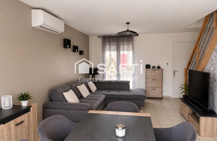 Maison familiale de 100 m² à Auneau  4 chambres, jardin et terrasse  Située à Auneau-Bleury-Saint-Symphorien (28700), dans un environnement agréable et pratique au quotidien, cette maison construite en 2014 offre un cadre de vie idéal pour une famille à la recherche de confort et de fonctionnalité.  Édifiée sur un terrain de 426 m², cette maison d'environ 100 m² habitables propose une organisation particulièrement appréciable, avec une chambre au rez-de-chaussée et trois chambres supplémentaires à l'étage.  Au rez-de-chaussée :  * Une pièce de vie lumineuse et conviviale, ouverte sur la terrasse et le jardin. * Une cuisine aménagée et équipée. * Une chambre avec salle d'eau privative et douche à l'italienne. * Des espaces fonctionnels pour faciliter le quotidien.  À l'étage :  * Trois chambres offrant de belles possibilités pour accueillir enfants, famille ou aménager un bureau. * Une salle de bains avec douche.  À l'extérieur : Vous profiterez d'un jardin agréable et d'une terrasse, parfaits pour les repas en plein air et les moments de détente en famille. Un espace de stationnement couvert complète les aménagements extérieurs, sous réserve de confirmation de sa configuration exacte.  Un emplacement pratique au quotidien  Commerces, écoles, services et gare sont accessibles à proximité. La commune permet également de rejoindre les principaux axes routiers pour faciliter vos déplacements.  Construite en 2014 et bénéficiant d'un bon diagnostic de performance énergétique, cette maison réunit des atouts recherchés : quatre chambres, une chambre au rez-de-chaussée, un extérieur agréable et une conception fonctionnelle.  Une maison à découvrir pour concrétiser votre projet familial !  Pour plus d'informations ou organiser une visite, contactez-moi.  Emmanuel CAMBRAY  Conseiller en immobilier SAFTI — photo 3