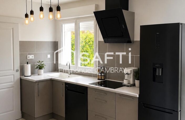 Maison familiale de 100 m² à Auneau  4 chambres, jardin et terrasse  Située à Auneau-Bleury-Saint-Symphorien (28700), dans un environnement agréable et pratique au quotidien, cette maison construite en 2014 offre un cadre de vie idéal pour une famille à la recherche de confort et de fonctionnalité.  Édifiée sur un terrain de 426 m², cette maison d'environ 100 m² habitables propose une organisation particulièrement appréciable, avec une chambre au rez-de-chaussée et trois chambres supplémentaires à l'étage.  Au rez-de-chaussée :  * Une pièce de vie lumineuse et conviviale, ouverte sur la terrasse et le jardin. * Une cuisine aménagée et équipée. * Une chambre avec salle d'eau privative et douche à l'italienne. * Des espaces fonctionnels pour faciliter le quotidien.  À l'étage :  * Trois chambres offrant de belles possibilités pour accueillir enfants, famille ou aménager un bureau. * Une salle de bains avec douche.  À l'extérieur : Vous profiterez d'un jardin agréable et d'une terrasse, parfaits pour les repas en plein air et les moments de détente en famille. Un espace de stationnement couvert complète les aménagements extérieurs, sous réserve de confirmation de sa configuration exacte.  Un emplacement pratique au quotidien  Commerces, écoles, services et gare sont accessibles à proximité. La commune permet également de rejoindre les principaux axes routiers pour faciliter vos déplacements.  Construite en 2014 et bénéficiant d'un bon diagnostic de performance énergétique, cette maison réunit des atouts recherchés : quatre chambres, une chambre au rez-de-chaussée, un extérieur agréable et une conception fonctionnelle.  Une maison à découvrir pour concrétiser votre projet familial !  Pour plus d'informations ou organiser une visite, contactez-moi.  Emmanuel CAMBRAY  Conseiller en immobilier SAFTI — photo 4
