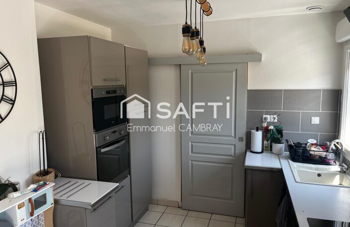 Maison familiale de 100 m² à Auneau  4 chambres, jardin et terrasse  Située à Auneau-Bleury-Saint-Symphorien (28700), dans un environnement agréable et pratique au quotidien, cette maison construite en 2014 offre un cadre de vie idéal pour une famille à la recherche de confort et de fonctionnalité.  Édifiée sur un terrain de 426 m², cette maison d'environ 100 m² habitables propose une organisation particulièrement appréciable, avec une chambre au rez-de-chaussée et trois chambres supplémentaires à l'étage.  Au rez-de-chaussée :  * Une pièce de vie lumineuse et conviviale, ouverte sur la terrasse et le jardin. * Une cuisine aménagée et équipée. * Une chambre avec salle d'eau privative et douche à l'italienne. * Des espaces fonctionnels pour faciliter le quotidien.  À l'étage :  * Trois chambres offrant de belles possibilités pour accueillir enfants, famille ou aménager un bureau. * Une salle de bains avec douche.  À l'extérieur : Vous profiterez d'un jardin agréable et d'une terrasse, parfaits pour les repas en plein air et les moments de détente en famille. Un espace de stationnement couvert complète les aménagements extérieurs, sous réserve de confirmation de sa configuration exacte.  Un emplacement pratique au quotidien  Commerces, écoles, services et gare sont accessibles à proximité. La commune permet également de rejoindre les principaux axes routiers pour faciliter vos déplacements.  Construite en 2014 et bénéficiant d'un bon diagnostic de performance énergétique, cette maison réunit des atouts recherchés : quatre chambres, une chambre au rez-de-chaussée, un extérieur agréable et une conception fonctionnelle.  Une maison à découvrir pour concrétiser votre projet familial !  Pour plus d'informations ou organiser une visite, contactez-moi.  Emmanuel CAMBRAY  Conseiller en immobilier SAFTI — photo 5
