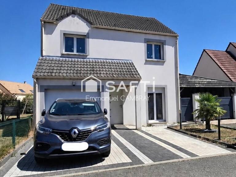 Pavillon familiale de 100 m² à Auneau  4 chambres, jardin et terrasse  Située à Auneau-Bleury-Saint-Symphorien (28700), dans un environnement agréable et pratique au quotidien, cette maison construite en 2014 offre un cadre de vie idéal pour une famille à la recherche de confort et de fonctionnalité.  Édifiée sur un terrain de 426 m², cette maison d'environ 100 m² habitables propose une organisation particulièrement appréciable, avec une chambre au rez-de-chaussée et trois chambres supplémentaires à l'étage.  Au rez-de-chaussée :  * Une pièce de vie lumineuse et conviviale, ouverte sur la terrasse et le jardin. * Une cuisine aménagée et équipée. * Une chambre avec salle d'eau privative et douche à l'italienne. * Des espaces fonctionnels pour faciliter le quotidien.  À l'étage :  * Trois chambres offrant de belles possibilités pour accueillir enfants, famille ou aménager un bureau. * Une salle de bains avec douche.  À l'extérieur : Vous profiterez d'un jardin agréable et d'une terrasse, parfaits pour les repas en plein air et les moments de détente en famille. Un espace de stationnement couvert complète les aménagements extérieurs, sous réserve de confirmation de sa configuration exacte.  Un emplacement pratique au quotidien  Commerces, écoles, services et gare sont accessibles à proximité. La commune permet également de rejoindre les principaux axes routiers pour faciliter vos déplacements.  Construite en 2014 et bénéficiant d'un bon diagnostic de performance énergétique, cette maison réunit des atouts recherchés : quatre chambres, une chambre au rez-de-chaussée, un extérieur agréable et une conception fonctionnelle.  Une maison à découvrir pour concrétiser votre projet familial !  Pour plus d'informations ou organiser une visite, contactez-moi.  Emmanuel CAMBRAY  Conseiller en immobilier SAFTI — photo 1