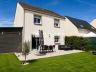 Pavillon familiale de 100 m² à Auneau  4 chambres, jardin et terrasse  Située à Auneau-Bleury-Saint-Symphorien (28700), dans un environnement agréable et pratique au quotidien, cette maison construite en 2014 offre un cadre de vie idéal pour une famille à la recherche de confort et de fonctionnalité.  Édifiée sur un terrain de 426 m², cette maison d'environ 100 m² habitables propose une organisation particulièrement appréciable, avec une chambre au rez-de-chaussée et trois chambres supplémentaires à l'étage.  Au rez-de-chaussée :  * Une pièce de vie lumineuse et conviviale, ouverte sur la terrasse et le jardin. * Une cuisine aménagée et équipée. * Une chambre avec salle d'eau privative et douche à l'italienne. * Des espaces fonctionnels pour faciliter le quotidien.  À l'étage :  * Trois chambres offrant de belles possibilités pour accueillir enfants, famille ou aménager un bureau. * Une salle de bains avec douche.  À l'extérieur : Vous profiterez d'un jardin agréable et d'une terrasse, parfaits pour les repas en plein air et les moments de détente en famille. Un espace de stationnement couvert complète les aménagements extérieurs, sous réserve de confirmation de sa configuration exacte.  Un emplacement pratique au quotidien  Commerces, écoles, services et gare sont accessibles à proximité. La commune permet également de rejoindre les principaux axes routiers pour faciliter vos déplacements.  Construite en 2014 et bénéficiant d'un bon diagnostic de performance énergétique, cette maison réunit des atouts recherchés : quatre chambres, une chambre au rez-de-chaussée, un extérieur agréable et une conception fonctionnelle.  Une maison à découvrir pour concrétiser votre projet familial !  Pour plus d'informations ou organiser une visite, contactez-moi.  Emmanuel CAMBRAY  Conseiller en immobilier SAFTI — photo 2