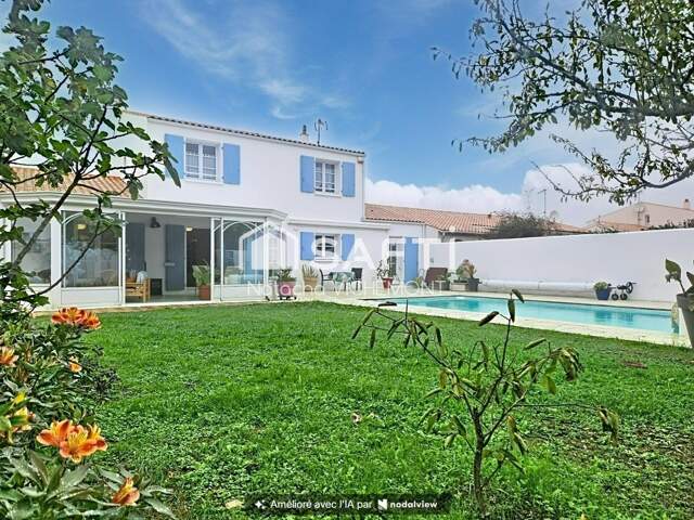 Maison familiale de 177m² utile, 4 chambres, piscine chauffée et grand garage — photo du bien