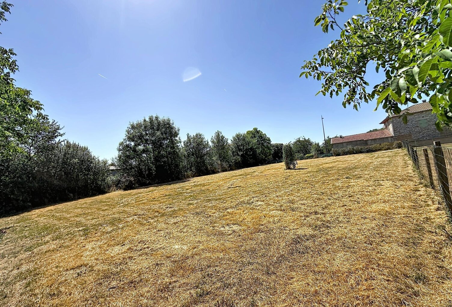 Joli terrain plat et clôturé — photo 1