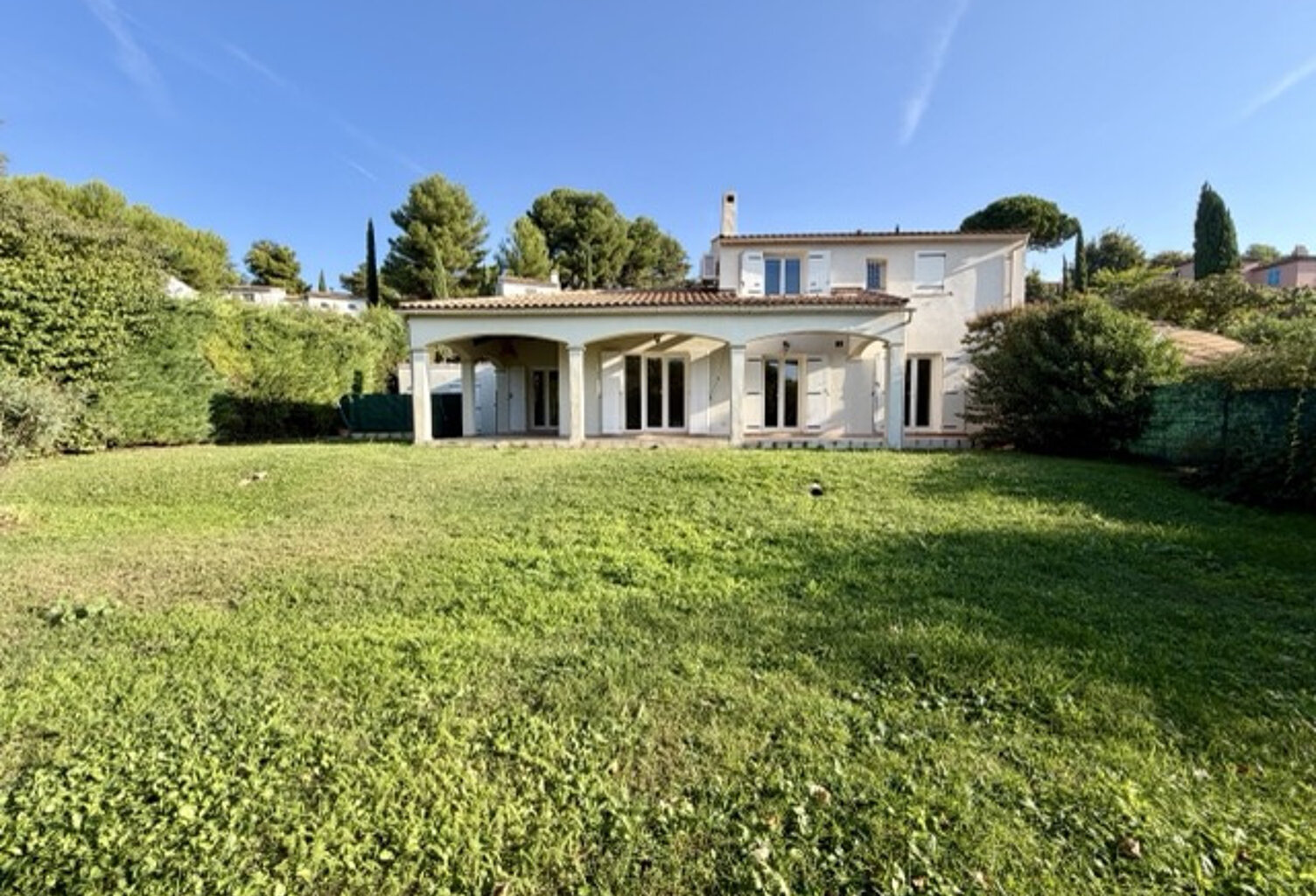 MAISON T6 AVEC TERRASSE ET BEAU JARDIN A VENDRE SUR EGUILLES — photo 1