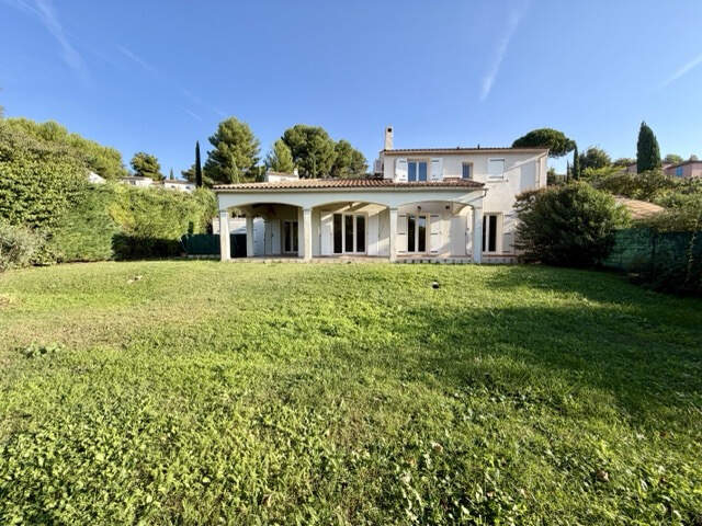 MAISON T6 AVEC TERRASSE ET BEAU JARDIN A VENDRE SUR EGUILLES — photo du bien