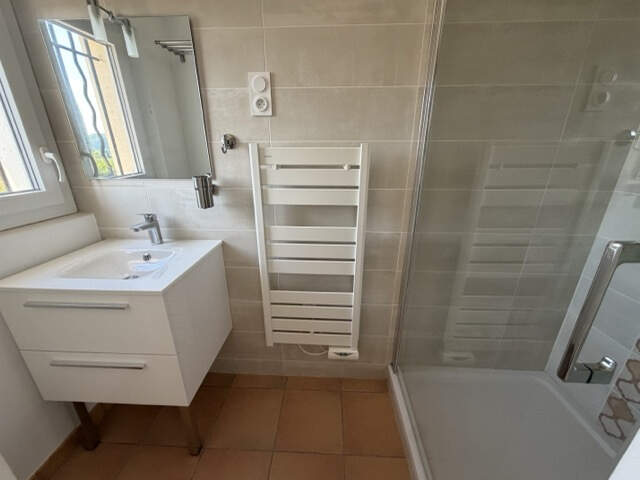 MAISON T6 AVEC TERRASSE ET BEAU JARDIN A VENDRE SUR EGUILLES — photo du bien