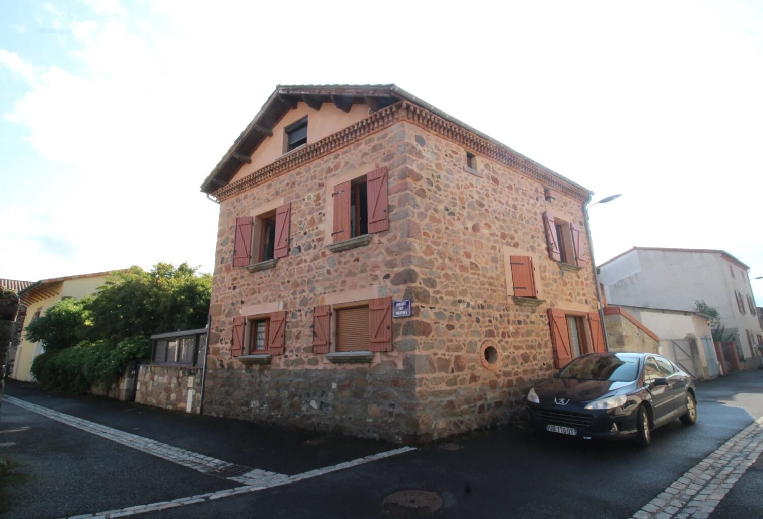 ORBEIL – Maison en pierre de 159 m² avec cour, jardin et véranda — photo 1