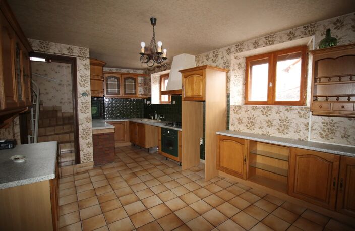 ORBEIL – Maison en pierre de 159 m² avec cour, jardin et véranda — photo 4