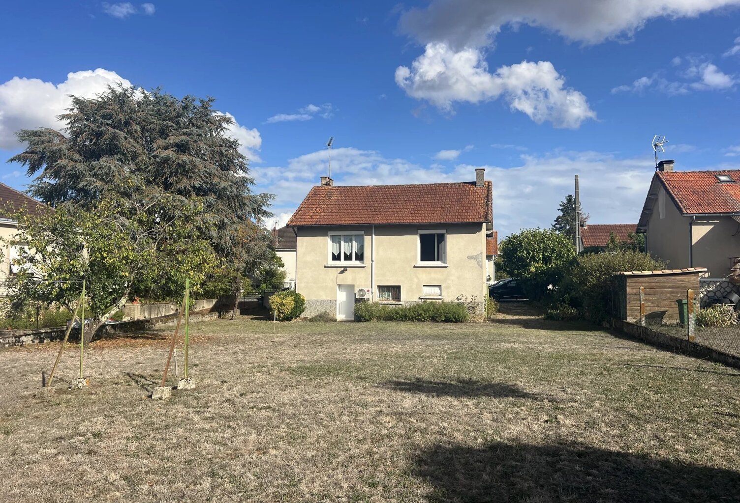 Maison avec sous-sol complet et jardin clos à proximité du centre de Lussac-les-Châteaux — photo 1