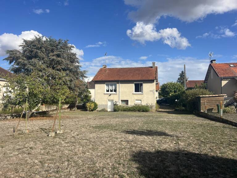 Maison avec sous-sol complet et jardin clos à proximité du centre de Lussac-les-Châteaux — photo 1
