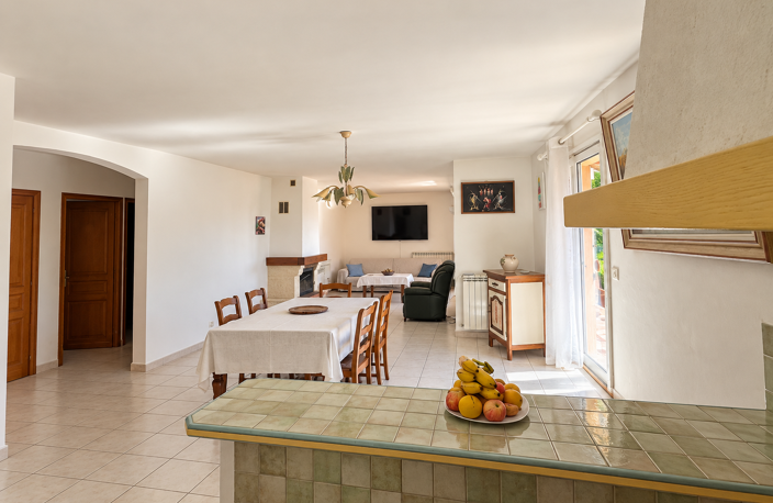 LA CIOTAT   MAISON DE PLAIN-PIED AVEC JARDIN DE 1 000 M2 — photo 4
