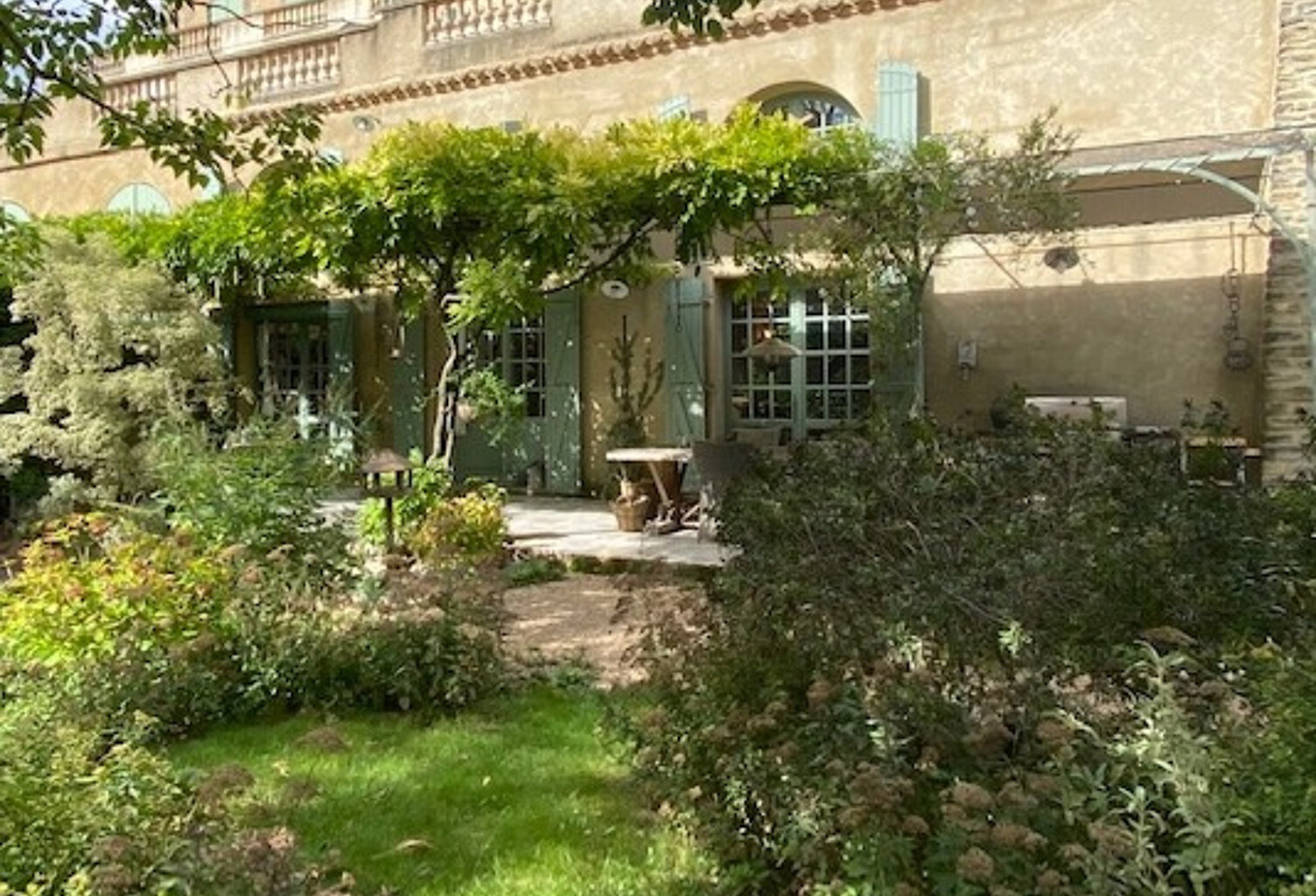Dans un Domaine fortifiée médiéval, maison en pierres avec 2 — photo 1