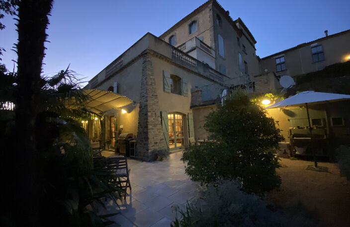 Dans un Domaine fortifiée médiéval, maison en pierres avec 2 — photo 2