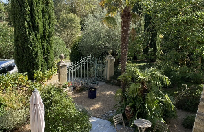 Dans un Domaine fortifiée médiéval, maison en pierres avec 2 — photo 3