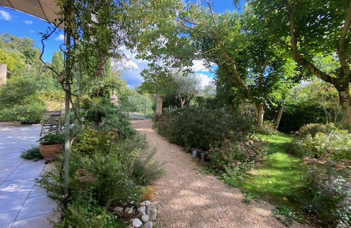 Dans un Domaine fortifiée médiéval, maison en pierres avec 2 — photo 4