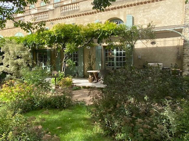 Dans un Domaine fortifiée médiéval, maison en pierres avec 2 — photo du bien