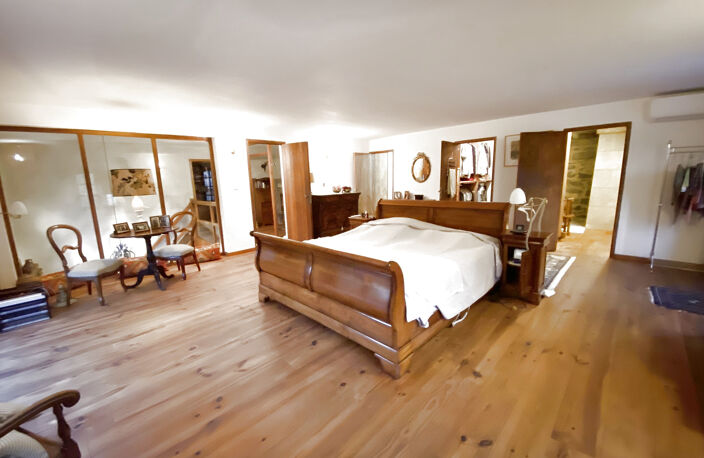 Dans un Domaine fortifiée médiéval, maison en pierres avec 2 — photo 2