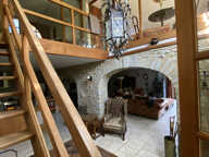 Dans un Domaine fortifiée médiéval, maison en pierres avec 2 — photo 3