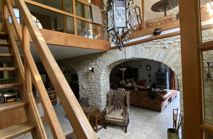 Dans un Domaine fortifiée médiéval, maison en pierres avec 2 — photo 3
