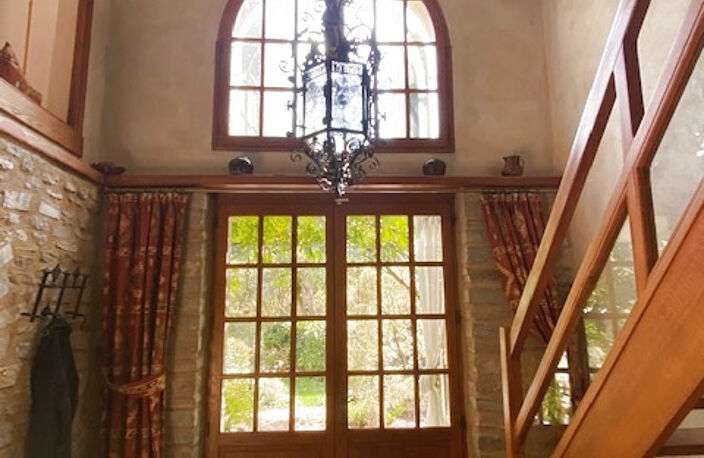 Dans un Domaine fortifiée médiéval, maison en pierres avec 2 — photo 5