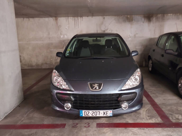 Bd Baille/ rue des vertus: Parking en sous sol — photo 1