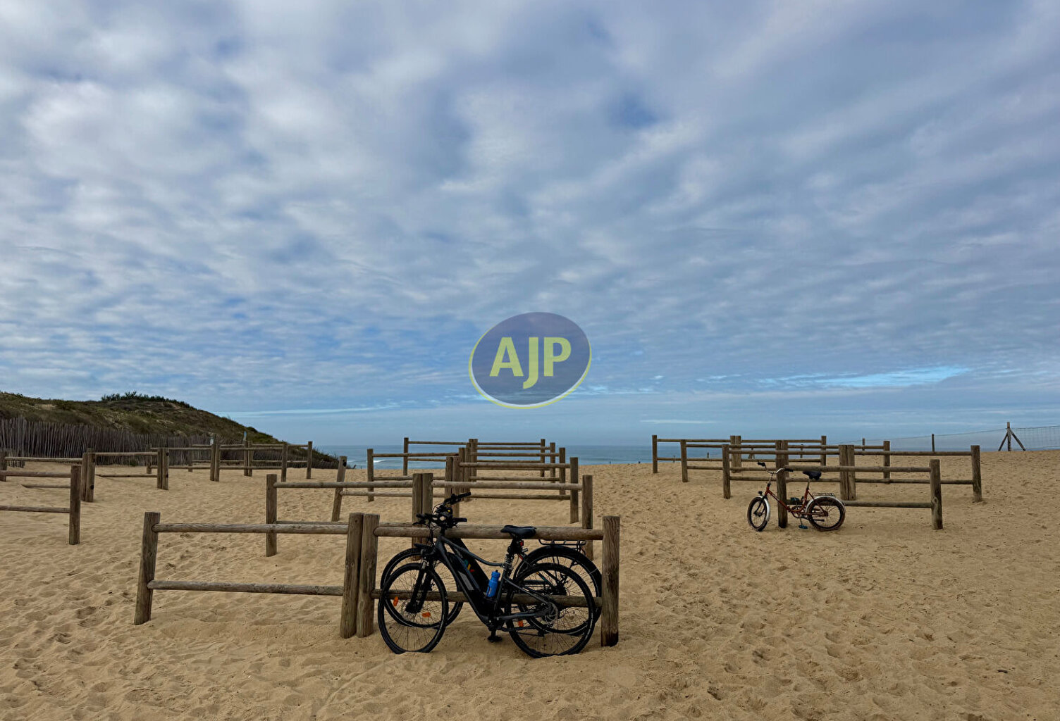 T2 PLAGE + PARKING ET CAVE — photo 1
