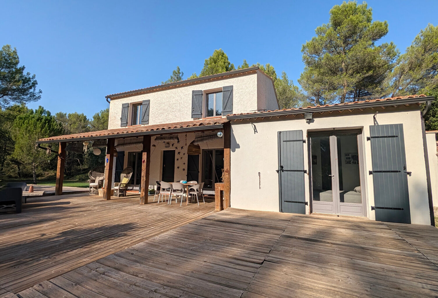 PEYROLLES EN PCE - Villa T6 de 162 m² sur 9511 m² de terrain — photo 1
