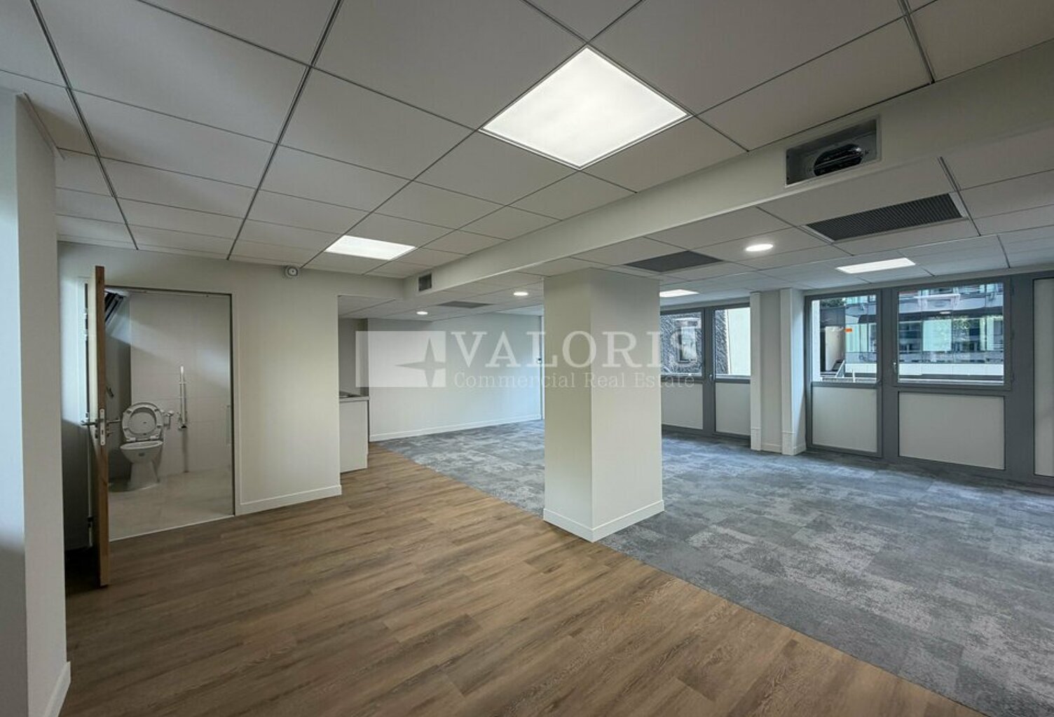 BUREAUX à LOUER — photo 1
