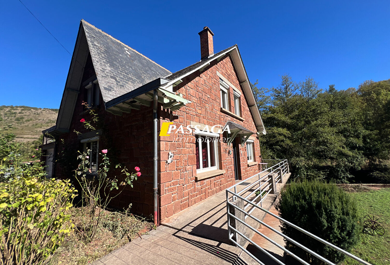A VENDRE - Maison d'habitation avec terrain - MARCILLAC VALLON — photo 1