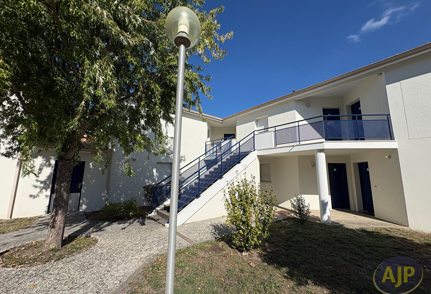 Pessac centre, T2 avec terrasse, place de parking et faibles charges — photo 1