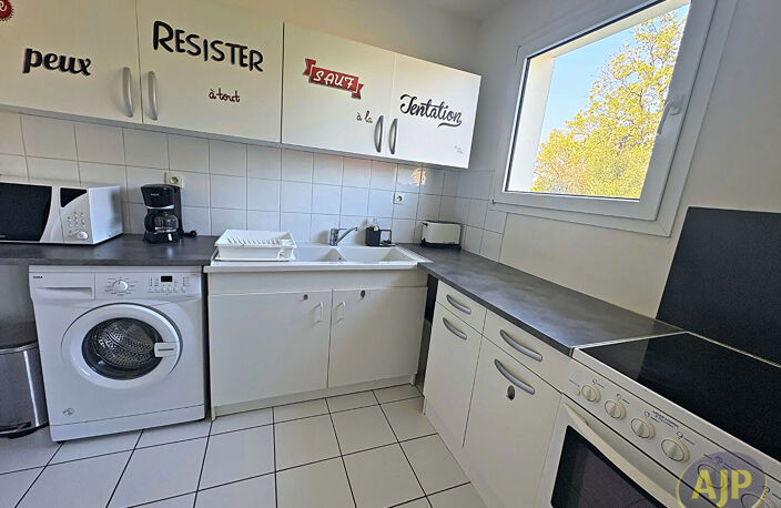 Pessac centre, T2 avec terrasse, place de parking et faibles charges — photo 3