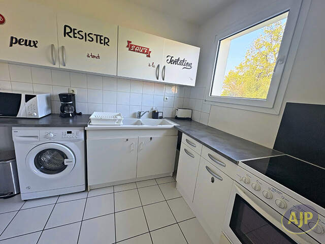 Pessac centre, T2 avec terrasse, place de parking et faibles charges — photo du bien