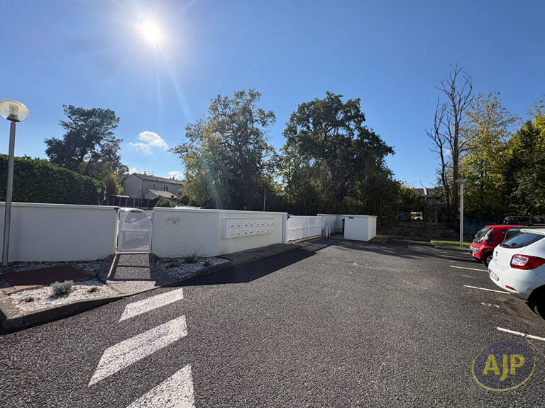 Pessac centre, T2 avec terrasse, place de parking et faibles charges — photo 1