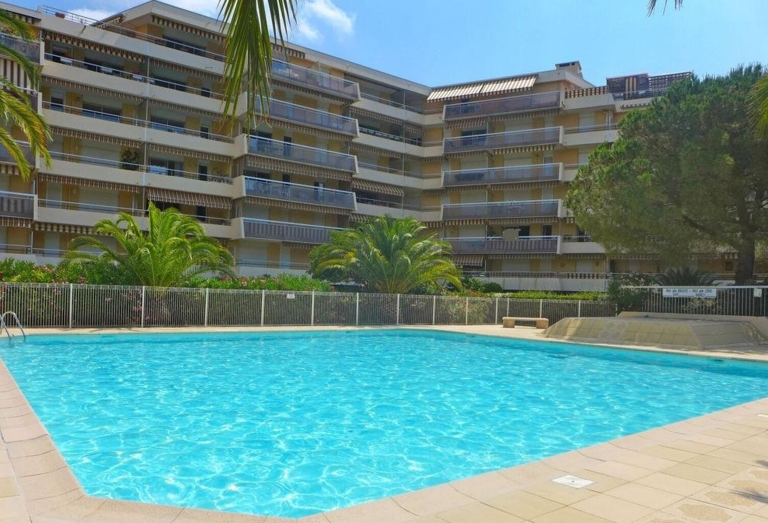 FREJUS PLAGE - Studio à deux pas de la plage - Résidence avec piscine — photo 1